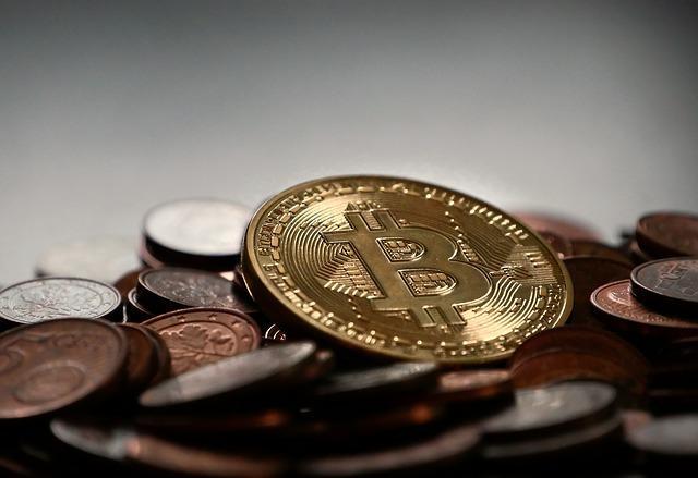 Imagem de moedas e de Bitcoin