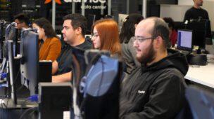 A imagem mostra funcionários da Advise trabalhando na sede da empresa em Londrina,.