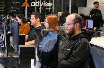 A imagem mostra funcionários da Advise trabalhando na sede da empresa em Londrina,.